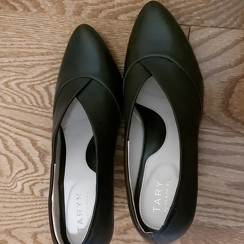 Taryn Rose. 6.5. Black